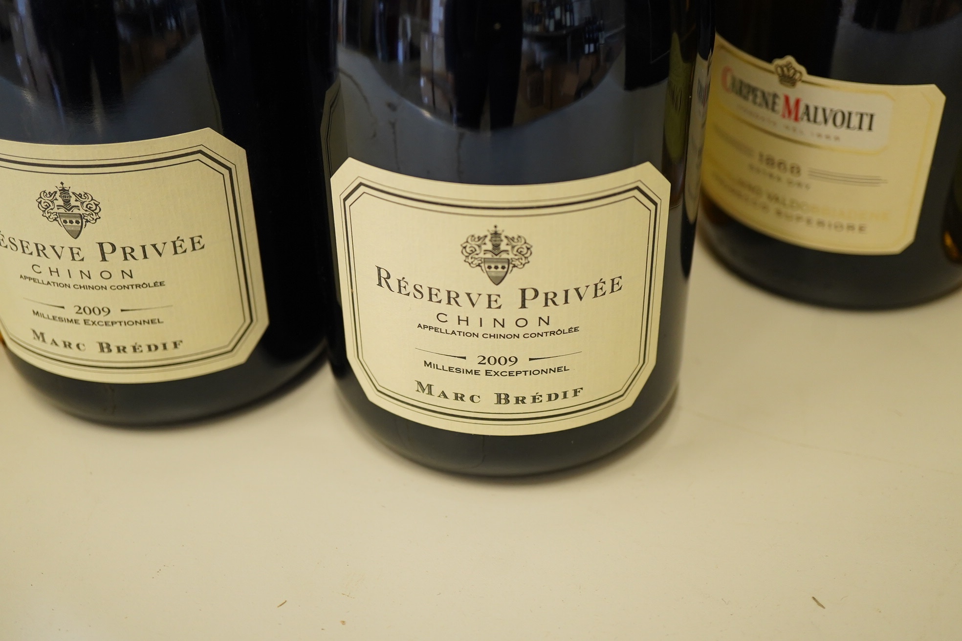 A mixed parcel of white and sparkling white wine